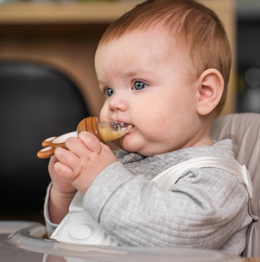 Krmící dudlík a kousátko Kidnort Tannleke při používání